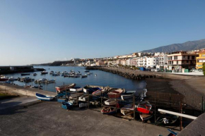 Apartamento frente al Puerto de Candelaria a 20 metros de la playa.